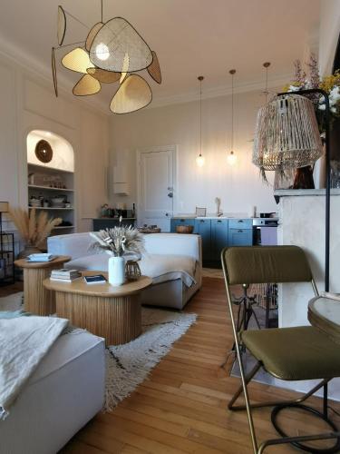 une chambre avec un lit et un salon avec un canapé dans l'établissement La Belle Epoque, à Villers-sur-Mer