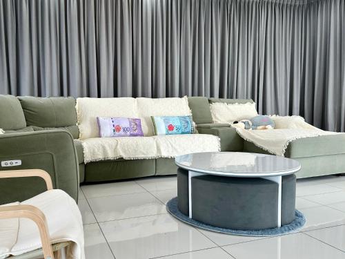 a living room with a couch and a coffee table at Peak Homestay@Ipoh Perak Malaysia 10-14Pax 5R/6B in Lahat