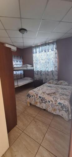 Villalobos Hotel Managua في ماناغوا: غرفة نوم بسرير في غرفة