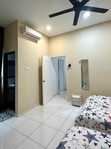 a bedroom with a bed and a ceiling fan at Peak Homestay@Ipoh Perak Malaysia 10-14Pax 5R/6B in Lahat