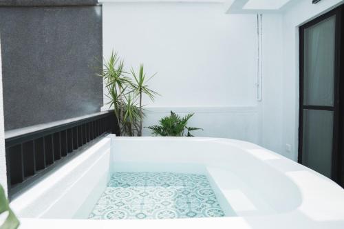 a room with a bath tub with a tile floor at 海角瑞拉斯包棟民宿- Cape Relax Villa in Hengchun