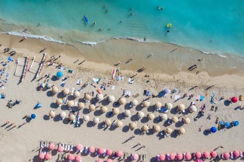 an overhead view of a beach with people and umbrellas at Incredible Location FREE parking in Waikiki in Honolulu