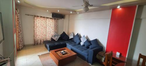 Luxury furnished apartment للعائلات فقط overlooking the sea في الإسكندرية: غرفة معيشة مع أريكة زرقاء وطاولة