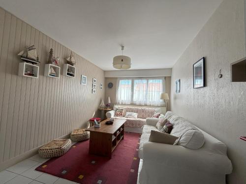Maison 2 Chambres avec Jardin, Quartier La Chaume, Proche Plage et Commerces