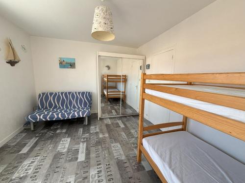 une chambre avec un lit superposé et une chaise dans l'établissement Maison 2 Chambres avec Jardin, Quartier La Chaume, Proche Plage et Commerces - FR-1-197-591, à Les Sables-dʼOlonne