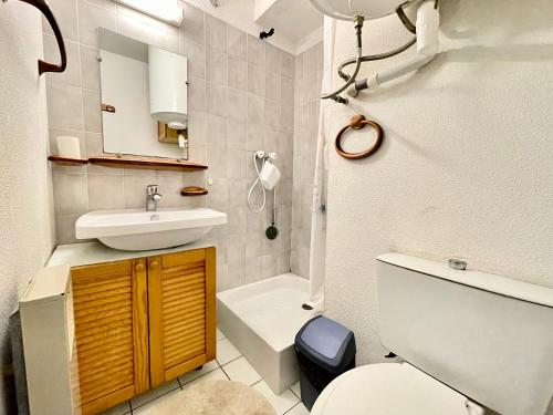 une petite salle de bain avec un lavabo et des toilettes dans l'établissement Appartement 2 pièces climatisé avec parking, à 150m de la plage et proche commerces, Séte - FR-1-338-565, à Sète