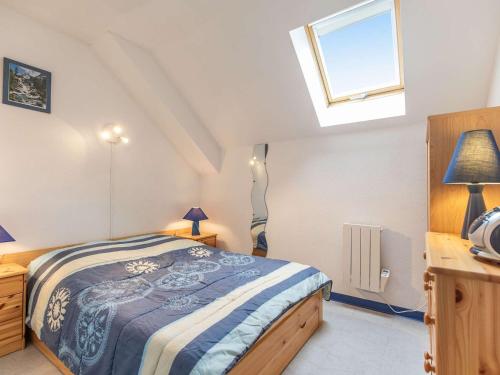 une chambre avec un lit et une fenêtre dans l'établissement Cauterets : Duplex 4 pers avec balcon, parking, proche thermes et randonnées - FR-1-401-289, à Cauterets