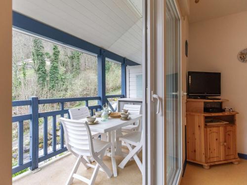 une salle à manger avec une table et des chaises sur un balcon dans l'établissement Cauterets : Duplex 4 pers avec balcon, parking, proche thermes et randonnées - FR-1-401-289, à Cauterets