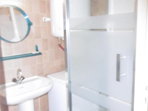 uma casa de banho com um lavatório e um espelho em Appartement Les Angles, 2 pièces, 4 personnes - FR-1-295-200 em Les Angles