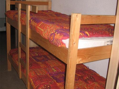 a couple of bunk beds in a room at Appartement Les Angles, 2 pièces, 4 personnes - FR-1-295-200 in Les Angles