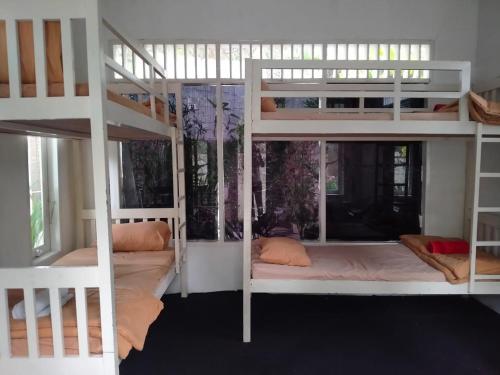 New The Heritage Resort & Restaurant Bukit Lawang في Bandartelu: مجموعة من الأسرّة ذات الطابقين في الغرفة