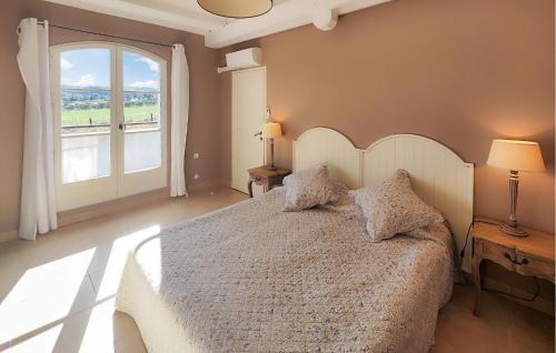 1 dormitorio con cama y ventana grande en Beautiful Home In Saint-laurent-de-la-cabrerisse With Wifi, en Saint-Laurent-de-la-Cabrerisse