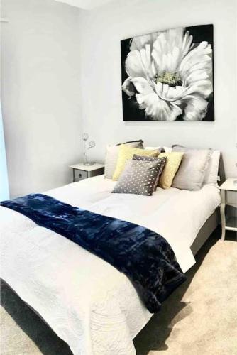 ein Bett mit einer blauen und weißen Decke drauf in der Unterkunft Luxury Apartment London in London
