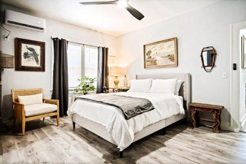 1 dormitorio con 1 cama grande y 1 silla en Spacious & Comfortable House Minutes To Center, en Oklahoma City