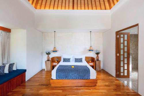 um quarto com uma cama azul e branca num quarto em Alyssum 2 BR Private Pool & Jacuzzi ZN61 em Ubud