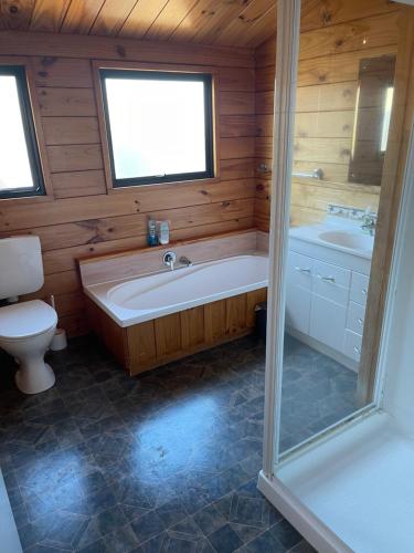 uma casa de banho com uma banheira, um lavatório e um WC. em Hartlock in Onetangi em Onetangi