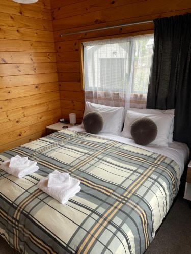 um quarto com uma cama com duas bolas em Hartlock in Onetangi em Onetangi
