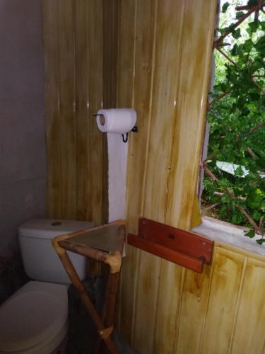łazienka z toaletą i rolką papieru toaletowego w obiekcie NOSSO REFÚGIO MAIRIPORÃ w mieście Mairiporã