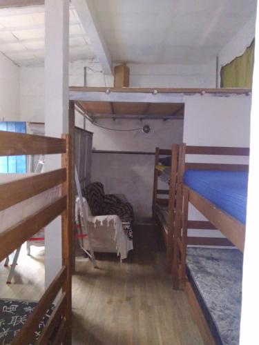 a room with two bunk beds in a house at NOSSO REFÚGIO MAIRIPORÃ in Mairiporã