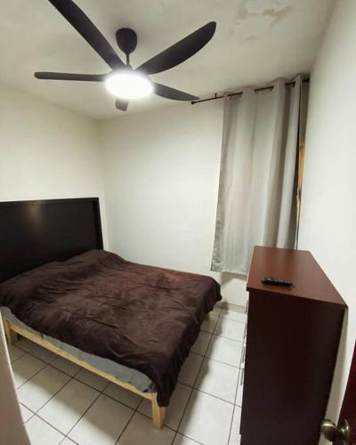 Schlafzimmer mit einem Bett und einem Deckenventilator in der Unterkunft Depa en el centro de Calvillo G in Calvillo