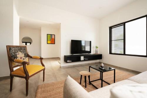 a living room with a couch and a tv at VILLA Arte - just minutes from Mambo & Pietermaai in Willemstad