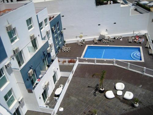 een uitzicht op een zwembad in het midden van een gebouw bij Bay View Apartments in Albufeira