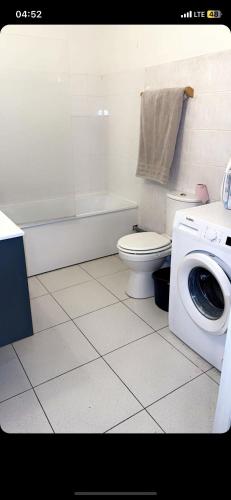 La salle de bains est pourvue d'un lave-linge et de toilettes. dans l'établissement Appartement moderne cosy, à Rosny-sous-Bois