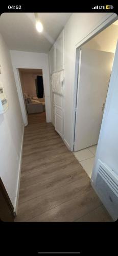 une chambre vide avec un couloir et un réfrigérateur dans l'établissement Appartement moderne cosy, à Rosny-sous-Bois