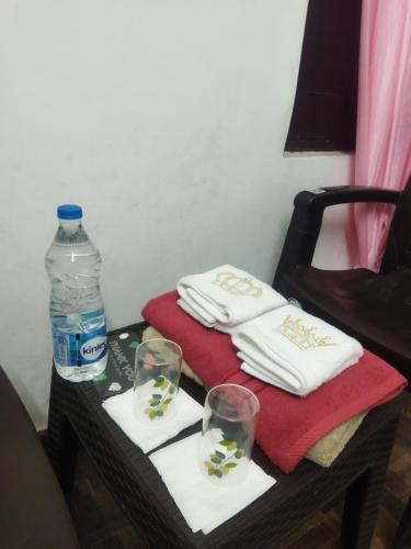 - une table avec des serviettes et une bouteille d'eau dans l'établissement Samarpan stay, à Nainital