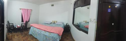 Cette chambre comprend 2 lits jumeaux et un miroir. dans l'établissement Samarpan stay, à Nainital