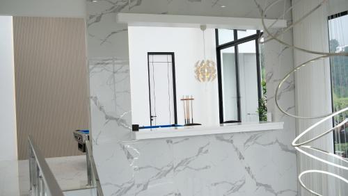 a bathroom with white marble walls and a window at Villa Fumida in Cilama