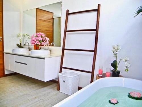 een badkamer met een bad, een wastafel en een spiegel bij Rawai Beach Private Pool Villa -3 Bedrooms in Rawai Beach