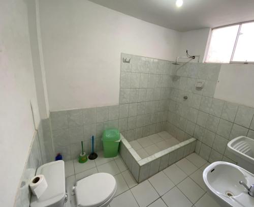 a bathroom with a tub and a toilet and a sink at CENTRICO, COMODO Y CON ACCESO A PARADEROS in Chiclayo