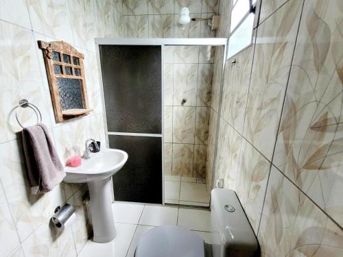 日若卡－迪熱里科阿科阿拉的住宿－Casa Centro de Jijoca，带淋浴、盥洗盆和卫生间的浴室