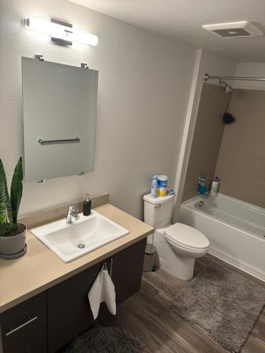 a bathroom with a sink and a toilet and a mirror at Hospédate en el Downtown SJ in San Jose