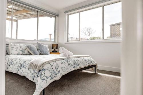 Ένα ή περισσότερα κρεβάτια σε δωμάτιο στο Georges Bay Bungalow - Home