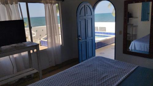 Schlafzimmer mit einer Tür und Meerblick in der Unterkunft casa pernia in San Silvestre