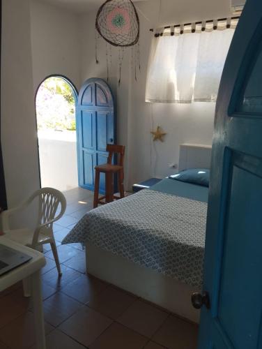 sypialnia z łóżkiem i niebieskimi drzwiami w obiekcie casa pernia w mieście San Silvestre