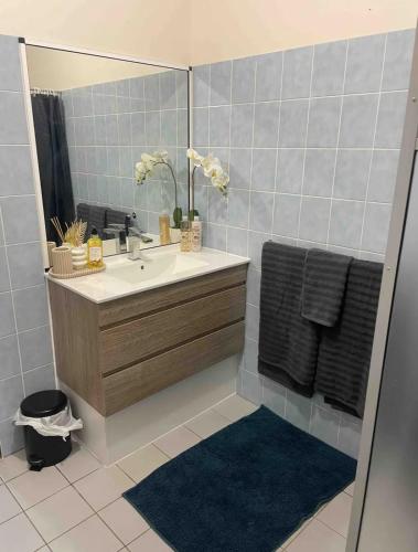 een badkamer met een wastafel en een spiegel bij Hideaway Reef Cottage in Hideaway Bay
