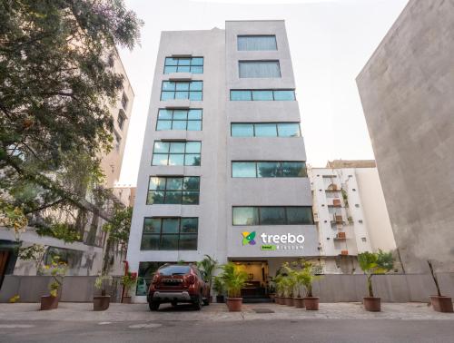 un camión estacionado frente a un hotel en Treebo Trend Blossom - Viman Nagar, en Pune