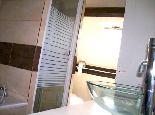 Et badeværelse på Maison de 2 chambres avec terrasse et wifi a Nonant le Pin