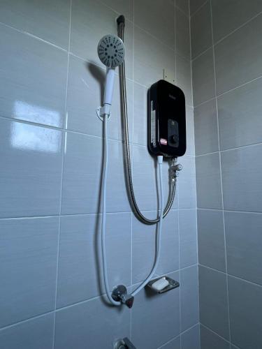 a shower with a blow dryer in a bathroom at AARON MARUDU HOMESTAY in Kampong Sorosob