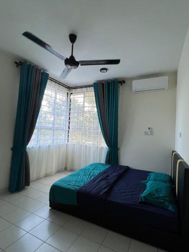 a bedroom with a bed and a ceiling fan at AARON MARUDU HOMESTAY in Kampong Sorosob