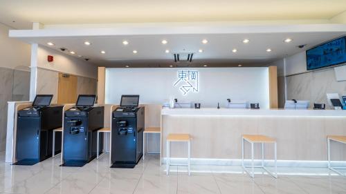 a restaurant with a counter and a bar with stools at Toyoko Inn Kokura-eki Kita-guchi in Kitakyushu