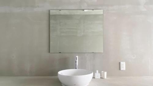 um lavatório branco na casa de banho com um espelho em Nashiro White Cube - Vacation STAY 14460 em Itoman