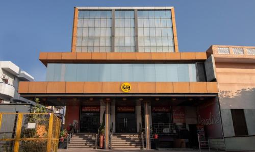 un edificio con un letrero amarillo en la parte delantera en Itsy By Treebo - Paradise Inn, Haridwar, en Haridwar