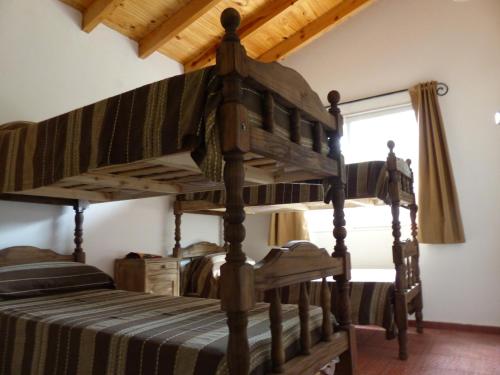 Våningssäng eller våningssängar i ett rum på Cabañas La Rosita