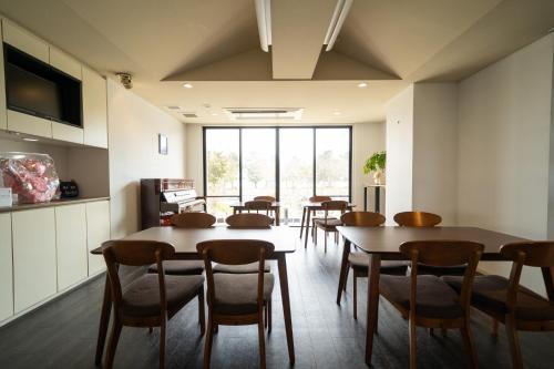 - une salle à manger avec une table et des chaises dans l'établissement Biwako Galaxy, à Katsuno