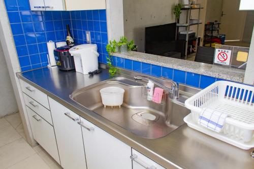 um lavatório de cozinha com um suporte para secar pratos ao lado em Shiraho Villa - Vacation STAY 13688v em Ishigaki
