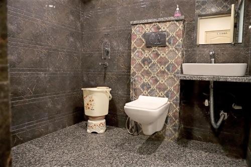 a bathroom with a toilet and a sink at Hotel Klick International in New Delhi